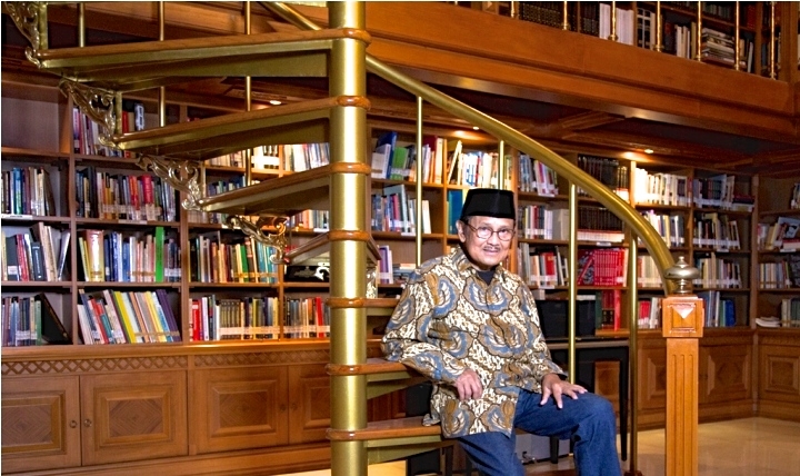 5 Kebiasaan B.J. Habibie yang Bisa Kamu Contek  Youthmanual